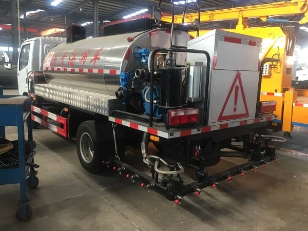 development-trend-of-asphalt-spreader-trucks_1